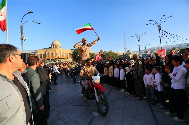 رژه نیروهای مسلح در همدان؛ تجدید میثاق با حماسهسازان دفاع مقدس / اخبار همدان - اخبار استانها