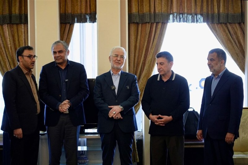 دیدار مومنی با سرمربی و اعضای تیم ملی فوتبال کشورمان / اخبار سیاسی روز , اخبار دولت