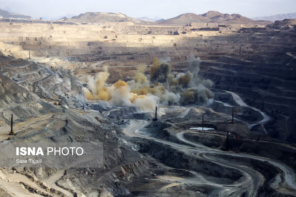 معادن در کمبود مواد ناریه؛ جایگزینی بیلهای مکانیکی با انفجار / معادن , مواد ناریه , بحران , بیل مکانیکی , استخراج