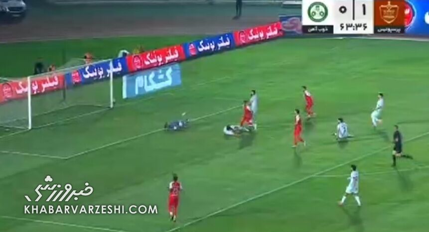 پوریا پورعلی، گل دوم پرسپولیس برابر ذوبآهن را به ثمر رساند / پرسپولیس , ذوبآهن , پوریا پورعلی , لیگ برتر , گل دوم