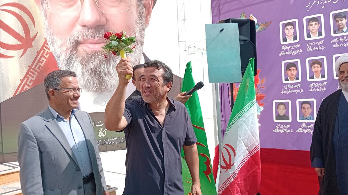 حضور خداداد عزیزی در مدرسه؛ نمادین یا دهنکجی به نهادهای نظارتی؟ / خداداد عزیزی , فوتبال ایران , کمیته انضباطی , مدرسه , حواشی فوتبال