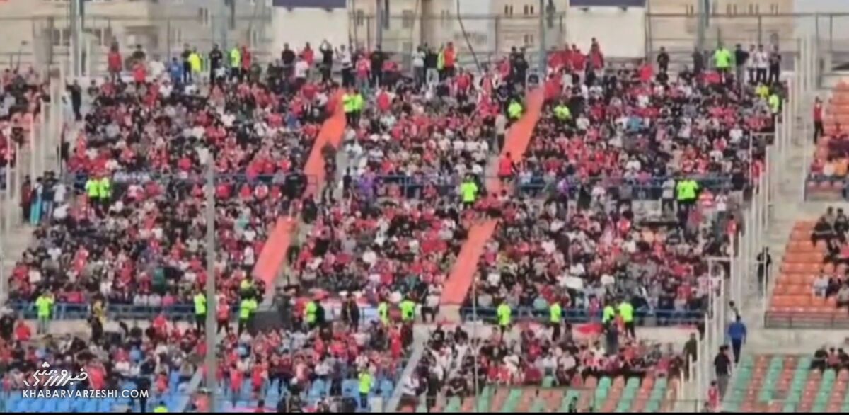 تشویق باشکوه کاپیتان سابق پرسپولیس توسط هواداران پیش از بازی با ذوب آهن / پرسپولیس , ذوب آهن , هواداران , تشویق , کاپیتان سابق