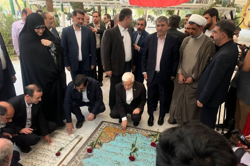 عارف وارد قم شد؛ ادای احترام به مقام شامخ شهدا / اخبار قم - اخبار استانها