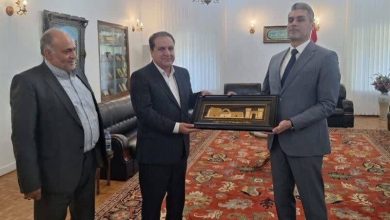 اهدای تابلو دروازه تمدن به استاندار ایلام توسط سفیر عراق / اخبار ایلام - اخبار استانها