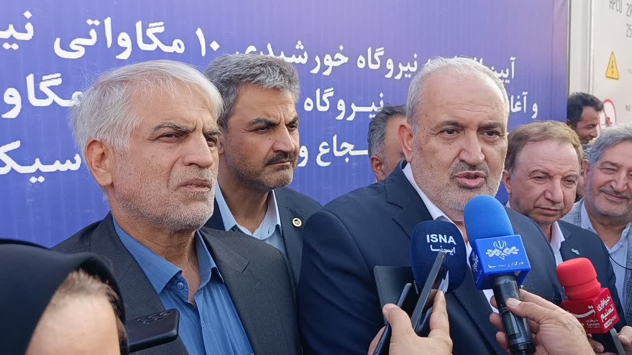 ظرفیت انرژیهای تجدیدپذیر ایران تا پایان امسال به ۱۲ هزار مگاوات میرسد / انرژی تجدیدپذیر , نیروگاه خورشیدی , وزیر نیرو , مگاوات , توسعه انرژی