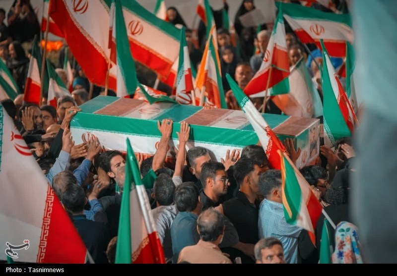 اعطای دانشنامه افتخاری به خانواده پنج دانشجوی شهید جنگ رمضان / اخبار سیاسی روز , اخبار حوزه علمیه و دانشگاه