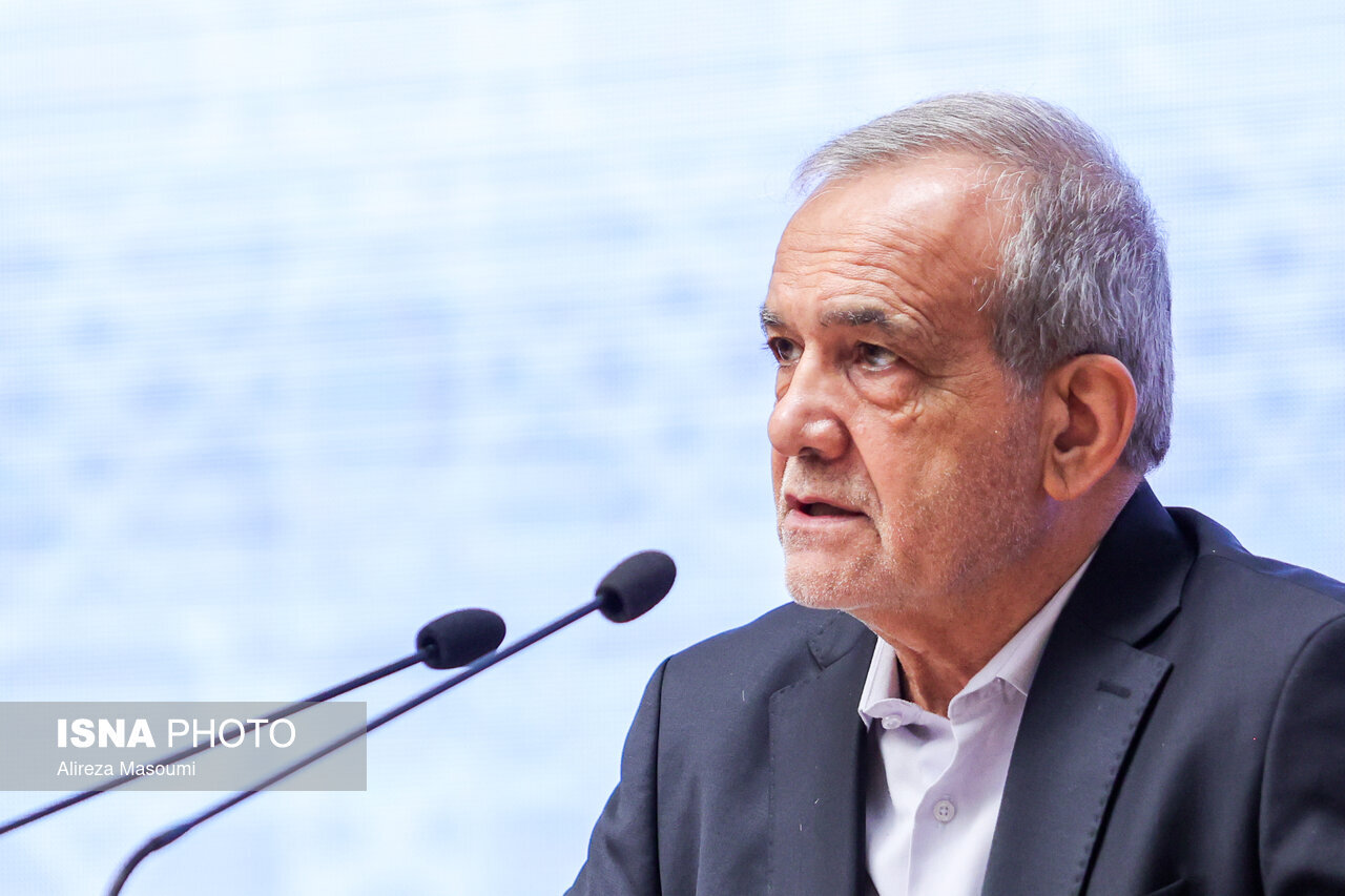 پزشکیان: احداث مسیرها باید مطابق با استانداردها باشد/رئیسجمهوری بر تعیین حریم جادهای و تسریع در مذاکرات ریلی تأکید کرد / مسعود پزشکیان , رئیسجمهوری , استانداردسازی , حملونقل ریلی , توسعه کریدورها