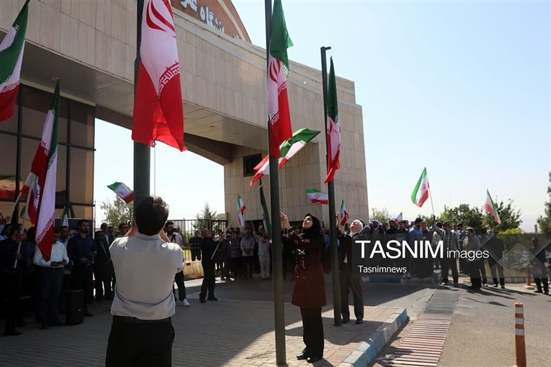اهتزاز پرچم مقدس ایران در دانشگاه علوم پزشکی زنجان + تصاویر / اخبار زنجان - اخبار استانها