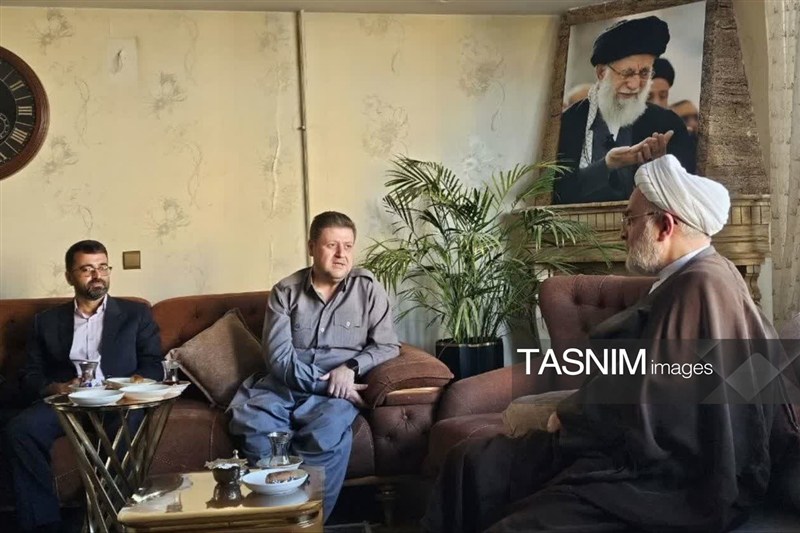 دیدار نماینده ولیفقیه در کردستان با خانواده شهید بهنام قادرخانزاده / اخبار کردستان - اخبار استانها
