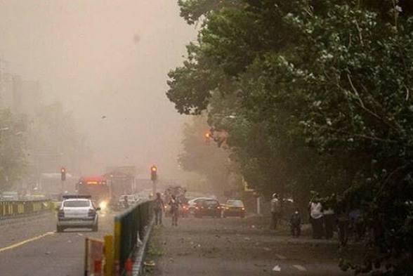تندباد ۸۴ کیلومتر بر ساعتی تهران را درنوردید؛ هشدار هواشناسی صادر شده بود / هواشناسی , وزش باد شدید , تندباد , هشدار سطح زرد , تهران