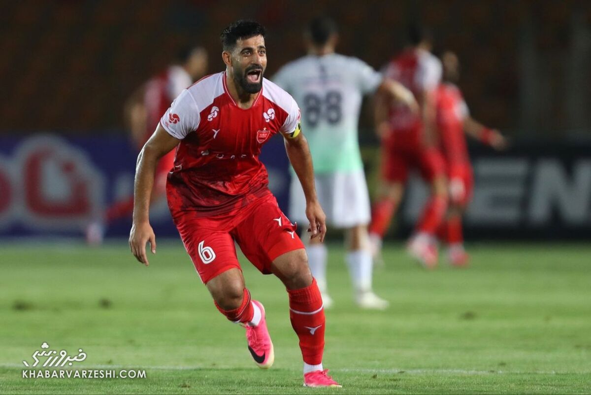 حضور کاپیتان مصدوم پرسپولیس در کنار تیم پیش از بازی با صنعت نفت / پرسپولیس , حسین کنعانی , صنعت نفت , لیگ برتر , کاپیتان