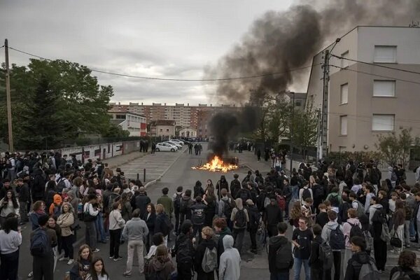 ادامه اعتراضات در فرانسه؛ جلیقهزردها و دانشآموزان به خیابانها آمدند