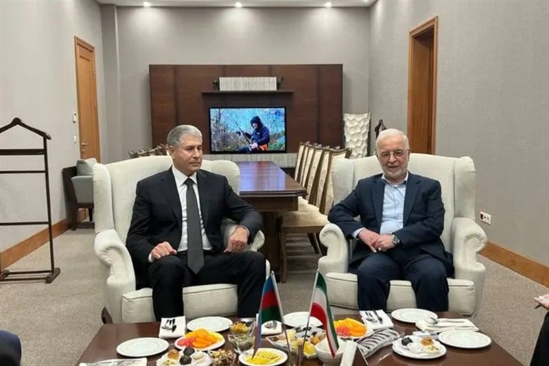 مومنی در بدو ورود به باکو: توسعه روابط با همسایگان اولویت ایران است / اخبار سیاسی روز , اخبار سیاست خارجی