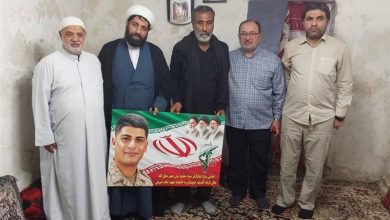 دیدار نماینده رهبر انقلاب با خانواده سرباز شهید در اهواز / اخبار خوزستان - اخبار استانها