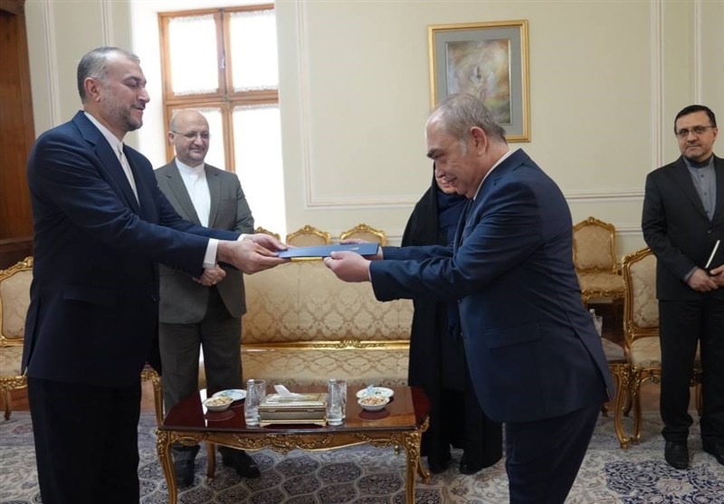 הצגת עותק של תעודותיו של שגריר בוסניה אצל אמיר עבדאללהיאן