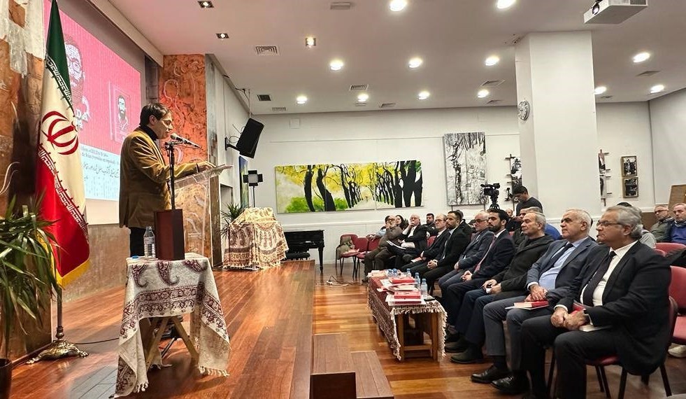 کتاب , کشور اسپانیا , رهبر انقلاب , آیتالله سید علی خامنهای ,