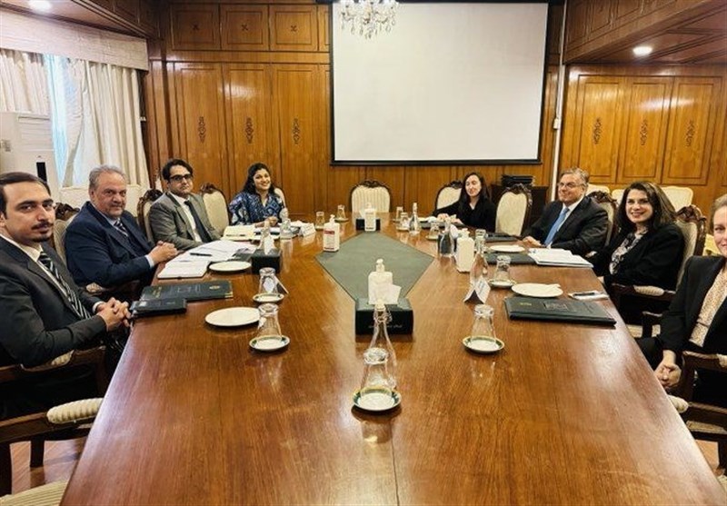 פליטים אפגנים הם מוקד פגישתו של סגן שר החוץ האמריקני עם נציג פקיסטן לאפגניסטן