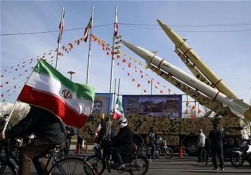 משקף את חגיגת יום השנה ה-45 למהפכה האסלאמית בתקשורת האזורית/מראה את סמכותה של איראן בצעדת בהמן ה-22