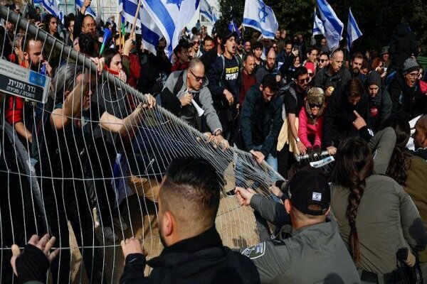 עימותים בין שוטרים למתנחלים בהפגנות נגד נתניהו