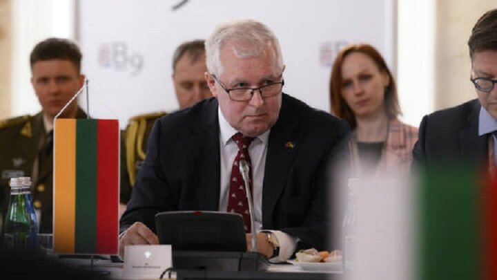 התפטרות שר ההגנה של ליטא בעקבות מחלוקת עם ראש הממשלה