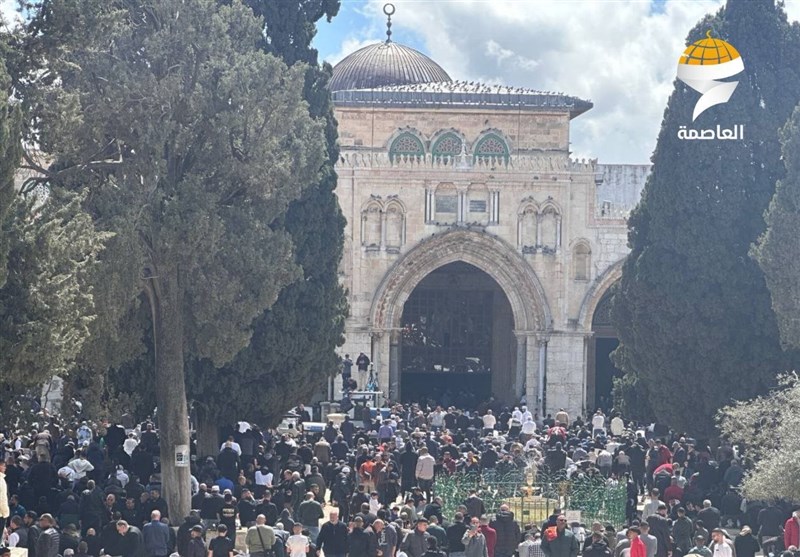 למרות אמצעי האבטחה המחמירים, 80,000 איש השתתפו בתפילת יום השישי במסגד אל-אקצא