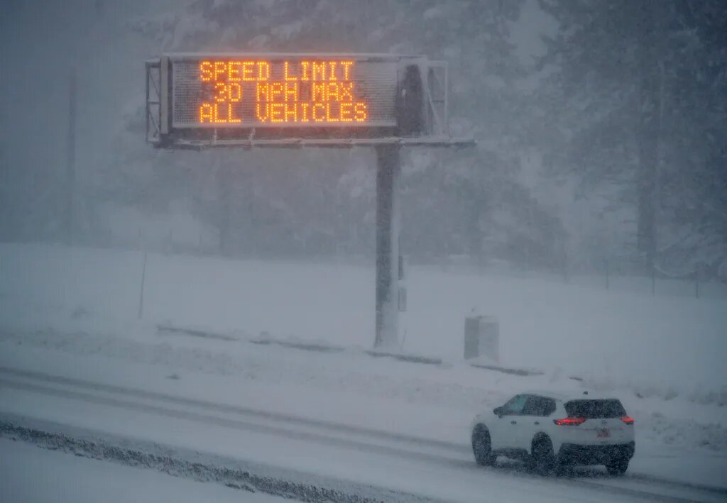 کولاک بیش از ۱۶۰ کیلومتر از بزرگراهی در کالیفرنیا را مسدود کرد