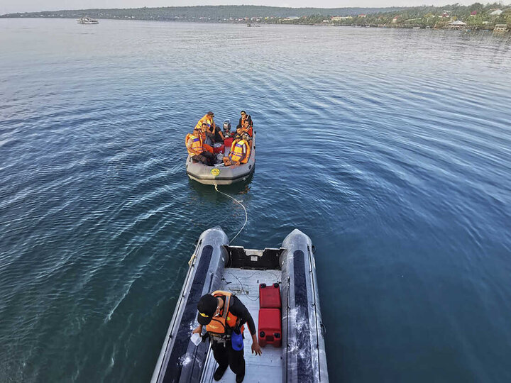 סירה התהפכה באינדונזיה/ 2 בני אדם נהרגו ו-24 בני אדם נעדרים