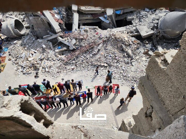 עריכת תפילות יום שישי על ההריסות בדרום רצועת עזה + תמונות