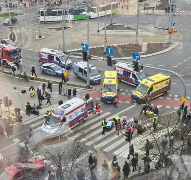 רכב נכנס להמון בפולין/ 12 בני אדם נפצעו