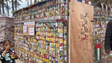 בניית מקלט נוער פלסטיני סמלי עם קופסאות שימורים