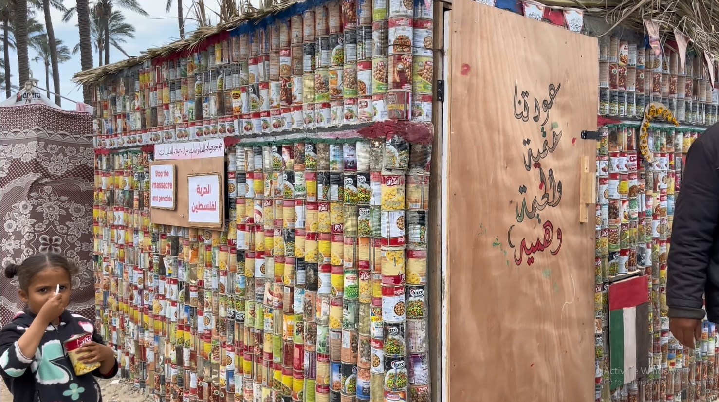 בניית מקלט נוער פלסטיני סמלי עם קופסאות שימורים