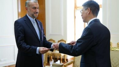 הצגת עותק של תעודותיו של השגריר הסיני אצל אמיר עבדולהיאן