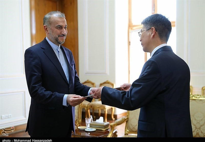 הצגת עותק של תעודותיו של השגריר הסיני אצל אמיר עבדולהיאן