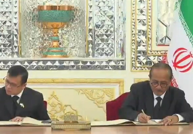 חתימה על ספר הזיכרון לחללי השירות על ידי נציגי חוץ