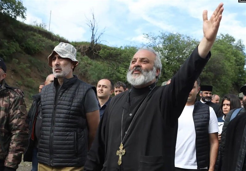 מפגיני הסכם ארמניה-אזרבייג’ן צועדים לעבר ירוואן