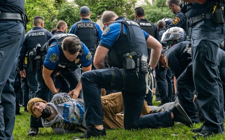 סבב חדש של הפגנות סטודנטים אמריקאיות על ידי קריעת תארים אוניברסיטאיים