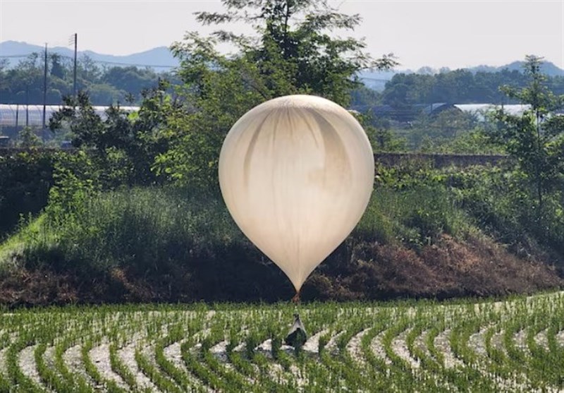 שליחת בלונים נושאת אשפה מעבר לגבול בין שתי הקוריאות