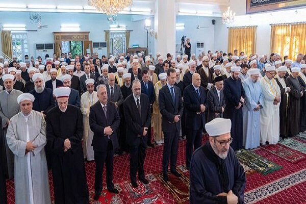 מתפללים תפילת עיד אל-אדחא בנוכחות בשאר אסד בדמשק