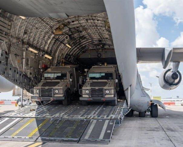 נחיתה של 10 מטוסים הנושאים נשק אמריקאי בשטחים הכבושים