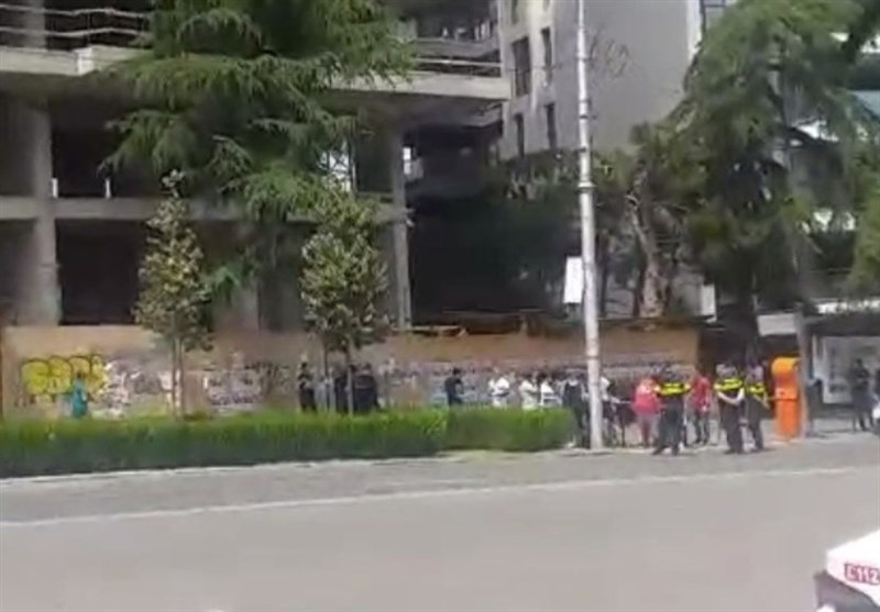 פינוי גורמים אנטי-איראניים סביב סניף הקלפי של טביליסי על ידי המשטרה