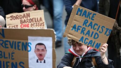 פריז כעת דלקת/מחאה של מתנגדי הימין הקיצוני ברחובות צרפת