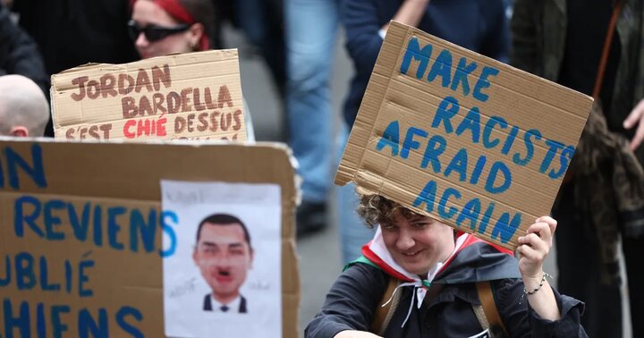 פריז כעת דלקת/מחאה של מתנגדי הימין הקיצוני ברחובות צרפת