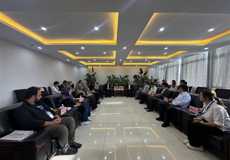 משלחת התקשורת של איראן ביקרה ב”חדשות סין” בצ’ינגהאי, סין