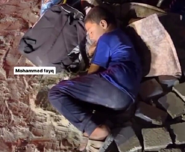 שינה שלווה של ילד פלסטיני על חורבות עזה