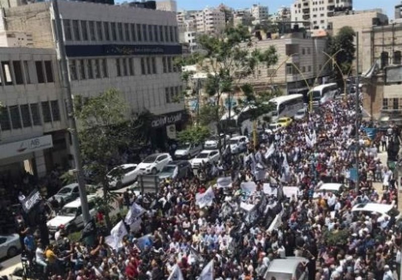 הפגנות של פלסטינים בגדה המערבית בגנות הפשע בעזה