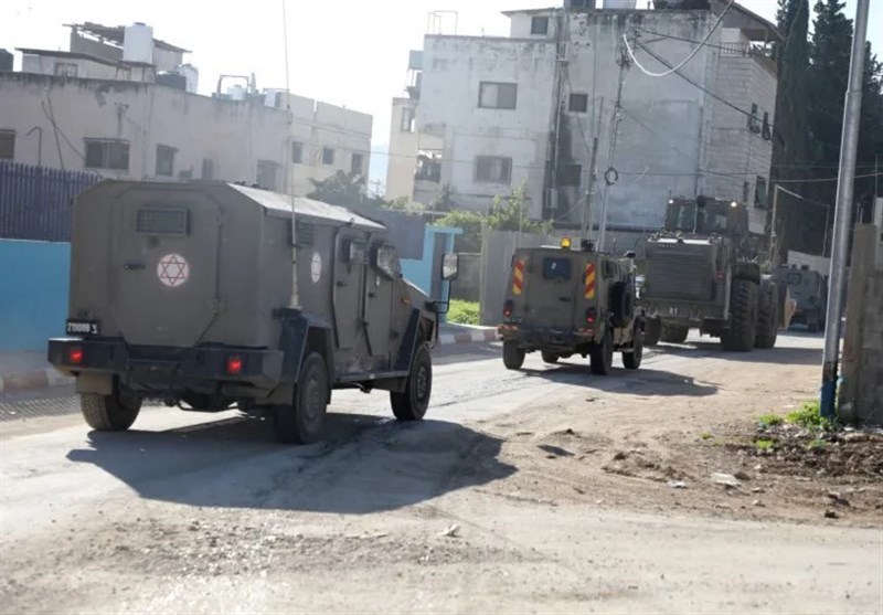 לוחמים פלסטינים עומדים נגד חיילים ישראלים בטובאס