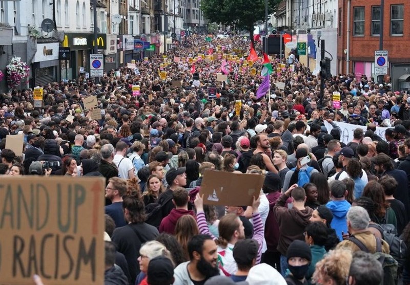 מחאה של אלפי אנשים נגד הימין באנגליה