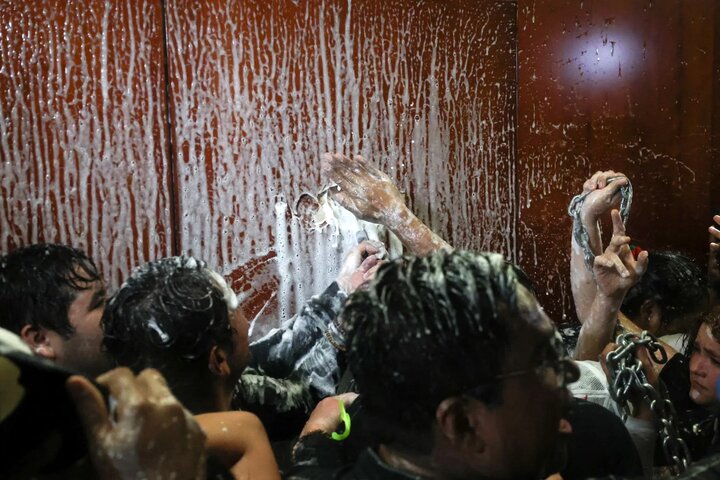 פלישת מפגינים נגד רפורמות משפטיות לסנאט המקסיקני עם שרשראות וצינורות+תמונות