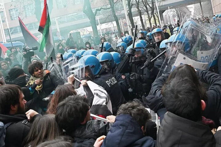 המשטרה מתנגשת עם סטודנטים מפגינים בכניסה של הרדיו הלאומי האיטלקי + וידאו