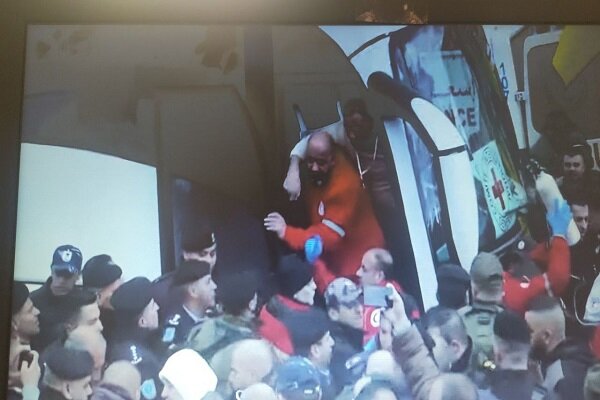 אסירים פלסטינים מגיעים לרמאללה בעיצומה של סרט קבלת פנים נרחב+